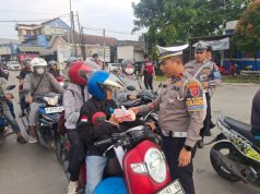 Ratusan Takjil Dibagikan Polres Serang Kepada Masyarakat Pengguna Jalan