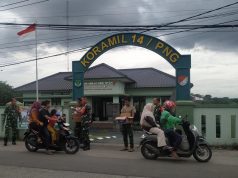 Koramil 14/Panongan Berbagi Takjil Untuk Masyarakat
