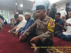 Bhabinkamtibmas Kelurahan Kedungbadak Aiptu Agus Hidayat Jalin Kedekatan Dengan Warga Melalui Sholat Jumat dan Silaturahmi