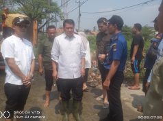 Bupati Tangerang Tinjau Langsung Lokasi Jalan Terendam Banjir Akibat Luapan Kali Sipon di Kampung Kamal