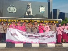 Bhayangkari Banten Tebar Takjil di Depan Mapolda, Pengendara Sambut Antusias
